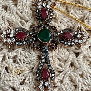 NWOT VINTAGE LOOK CROSS WITH RHINESTONES, DEEP GREEN CENTER AND RICH BURGUNDY